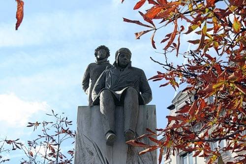 Памятник Антуану де Сент-Экзюпери и Маленькому принцу в Лионе.