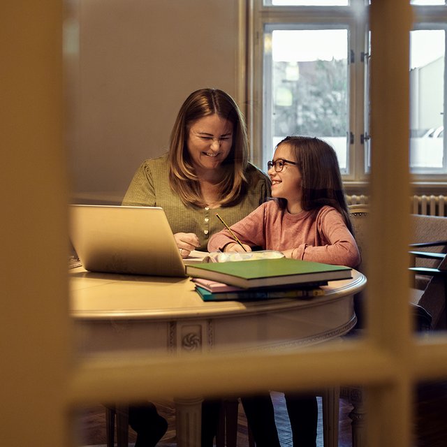 Ребёнок на длительном больничном: обязан ли учитель приходить к нему на дом