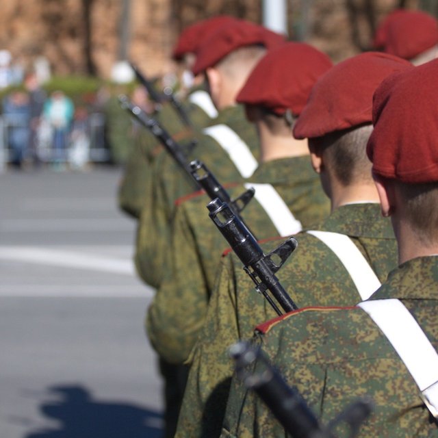«Ребёнок не знает, что такое граната и как её кидать». Сенатор Бондарев призвал вернуть уроки военной подготовки в школы