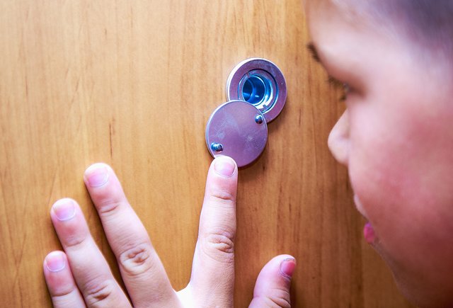 Могут ли сотрудники органов опеки прийти домой в отсутствие родителей и должны ли дети их впускать?