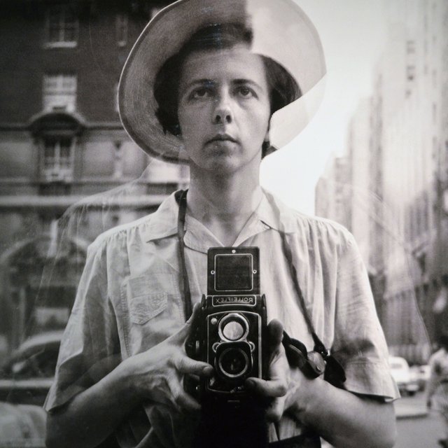 Няня, которая не расставалась со 100 коробками. Что в них — узнали после её смерти