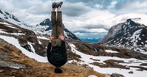 «Кверх ногами» или «вверх ногами»? Как говорить правильно