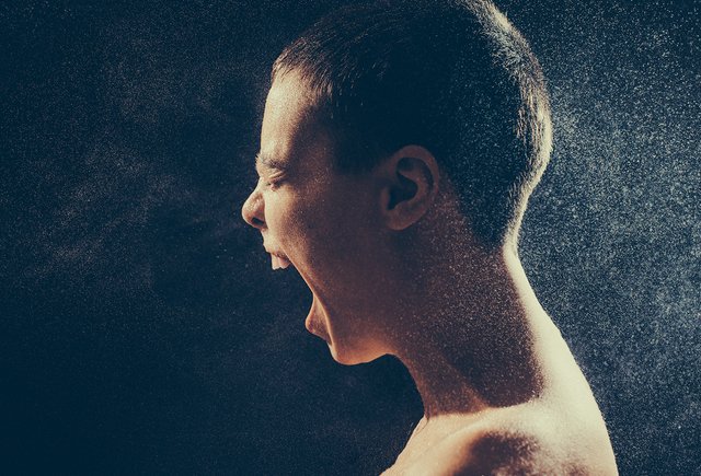 Подросток во время ссоры кричит и бьет родителей. Что делать взрослым?