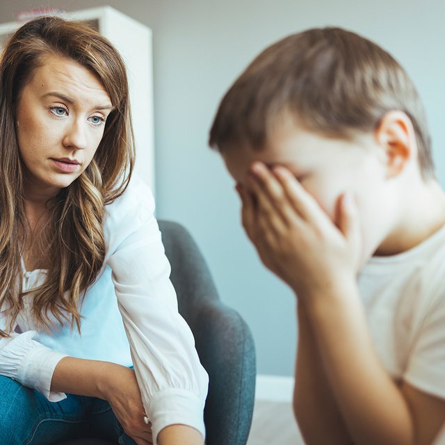 Школьник стал коверкать слова и капризничать, как маленький: почему он так себя ведёт