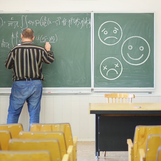 Две ставки, подработка и проблемы с родителями: что изменилось в работе учителя в школе