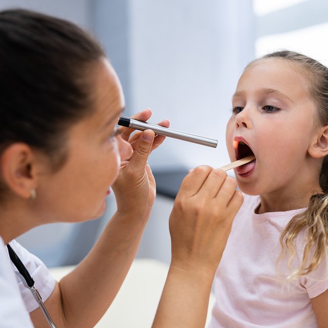Как не просмотреть ангину и почему холодное пить можно, а горячее — нет. Всё о боли в горле у детей