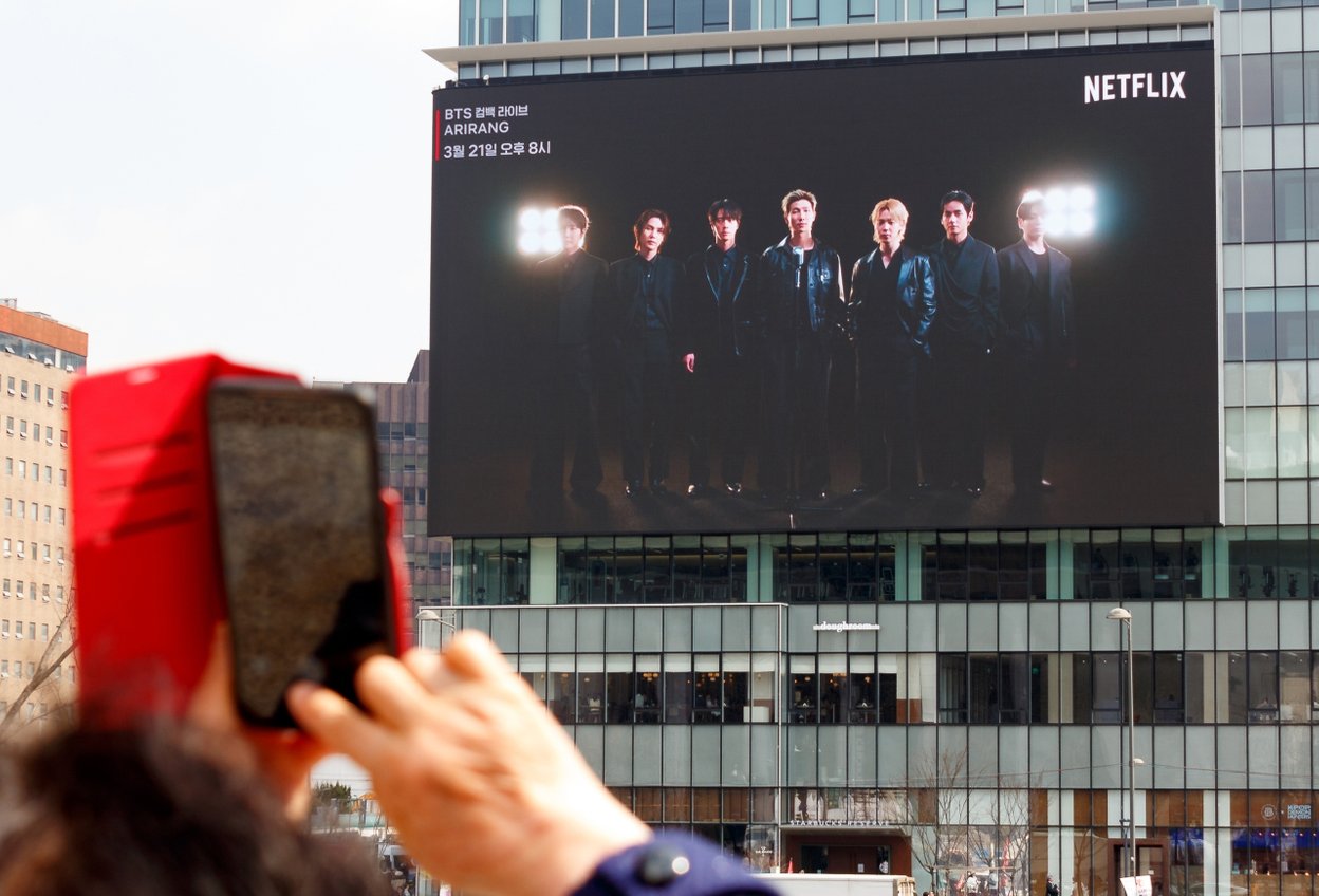 bts netflix фильм на биллборде
