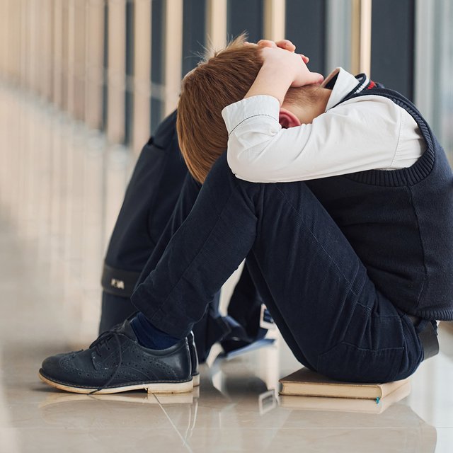 В классе с девочками – всего один мальчик. Он часто плачет и просится домой. Что делать учителю?