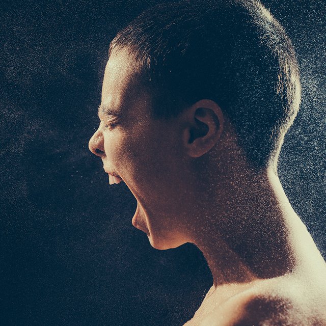 Подросток во время ссоры кричит и бьет родителей. Что делать взрослым?