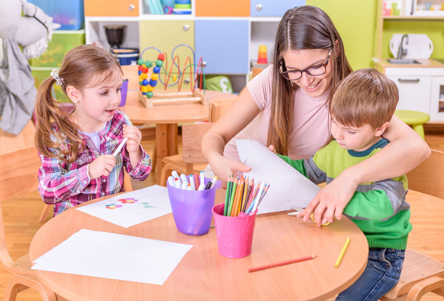 «Чем старше дети — тем больше зарплата у педагога. Должно быть наоборот»