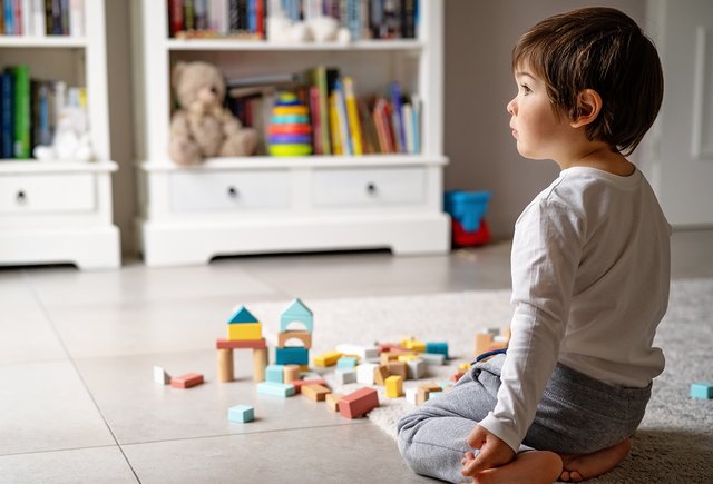 «Посиди тут, я скоро вернусь!». Как и когда можно оставлять ребёнка дома одного?