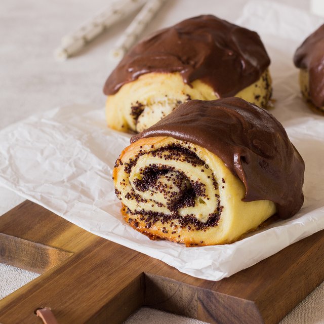 Советские булочки с маком и шоколадной глазурью: простой пошаговый рецепт