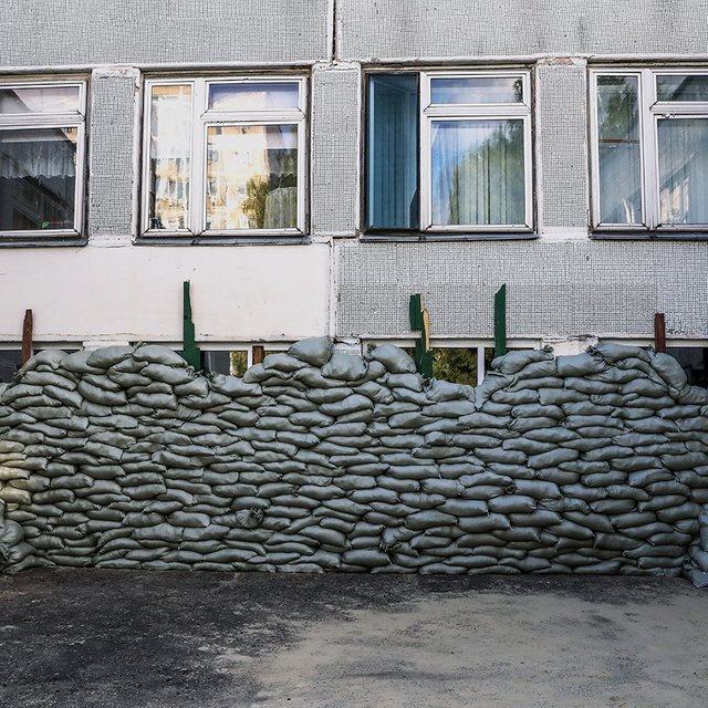 «При звуках взрывов все сразу падали на пол»: как школы Белгорода жили в этом учебном году