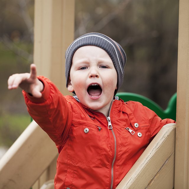 6 типичных конфликтов на детской площадке — и советы экспертов, как их разрешить