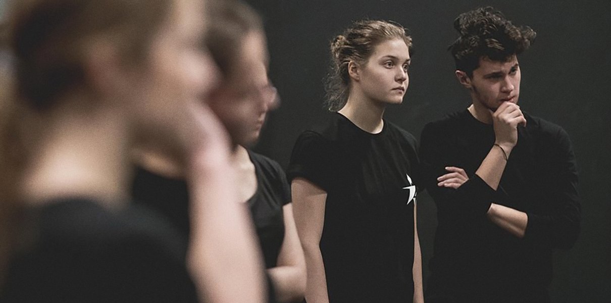 «Не задавай лишних вопросов — и привыкнешь»: почему учитель физики ушёл из школы ставить спектакль в Instagram