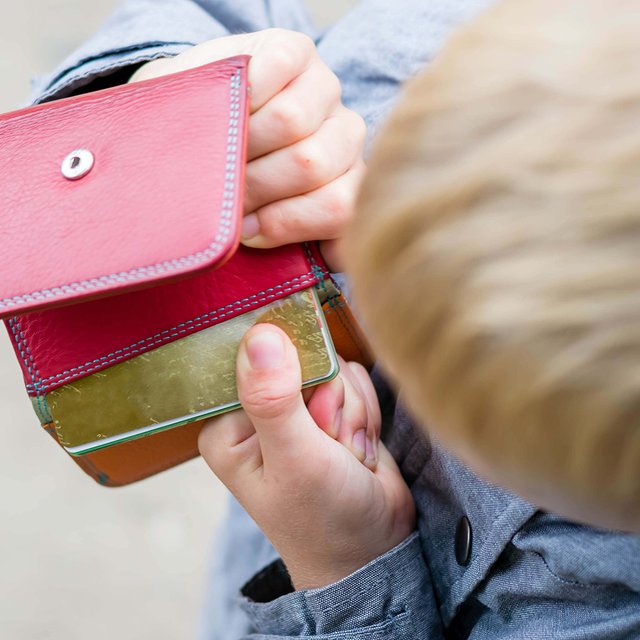 Ребёнок украл деньги у бабушки: как на это реагировать и стоит ли его наказывать