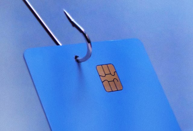 Дочь забрала мою банковскую карту — якобы чтобы меня, пенсионерку, не обманули мошенники. Как ее вернуть?