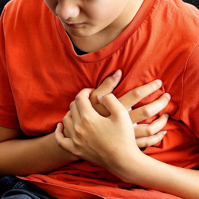 Переживаю, что у ребёнка проблемы с сердцем: как их распознать?