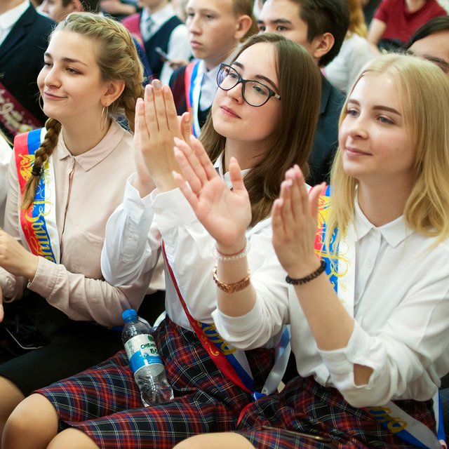 «Посидела в красивом платье — и пошла пасти коров»: почему школьники в регионах (не) идут в 10-й класс