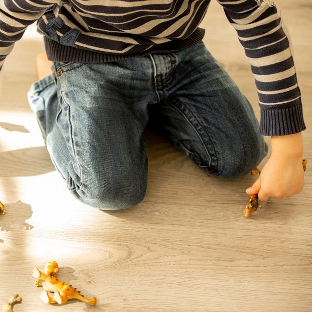 Ребёнок перестал проситься в туалет, ходит в мокрых штанах: что случилось