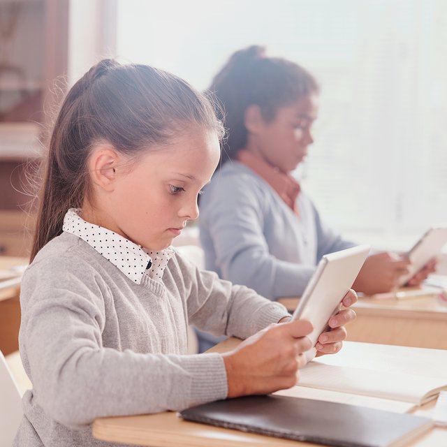 Без телефонов на уроке, но туалеты не чистить: новые санитарные правила для школ