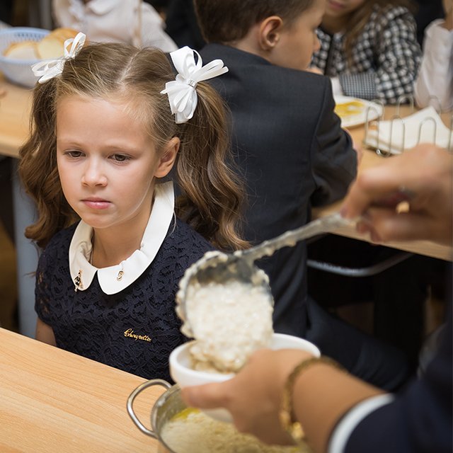 «На завтрак, обед и ужин помои! И всё из капусты»: что бесит родителей в школьном питании