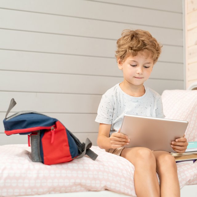 Может ли ребенок проживать в школе-интернате, если он прописан в этом же районе