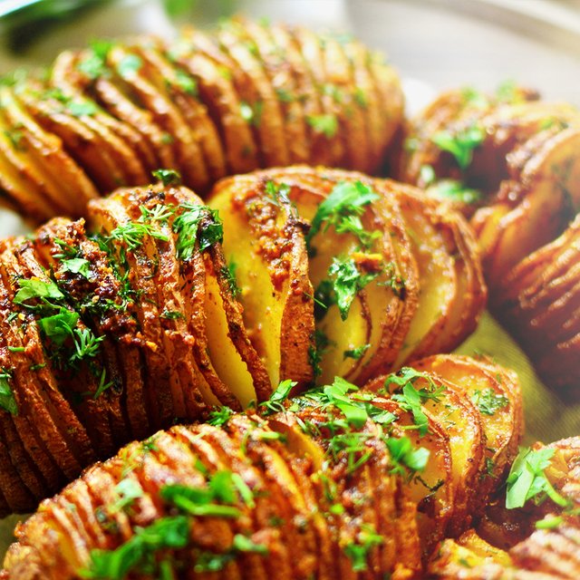 Обед, ужин и завтрак на мангале: шашлык в азиатском стиле, картошка-гармошка и нежный десерт