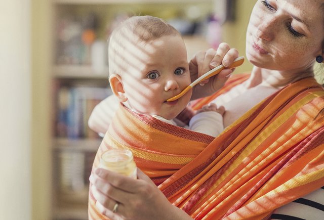 Ходунки вредны, массаж не нужен, а что со слингами? Разбираем мифы о детском развитии