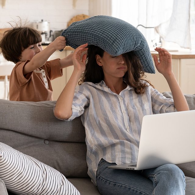 Маленький ребёнок бьёт маму: должен ли вмешиваться папа и как вообще реагировать