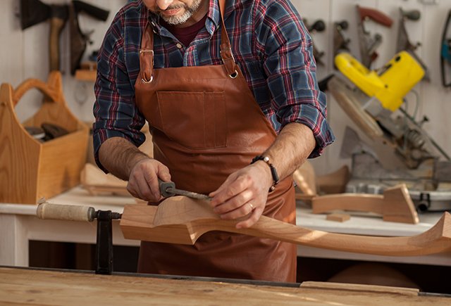 Из офиса — в мастерскую. Как финансист из Иркутска уехал в Москву делать мебель