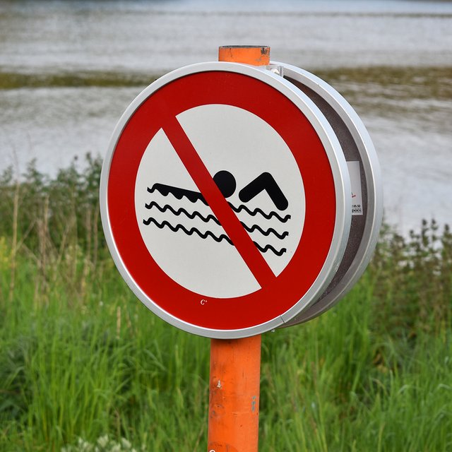 Пляжи, бассейны, аквапарки: как обезопасить детей и где точно нельзя купаться