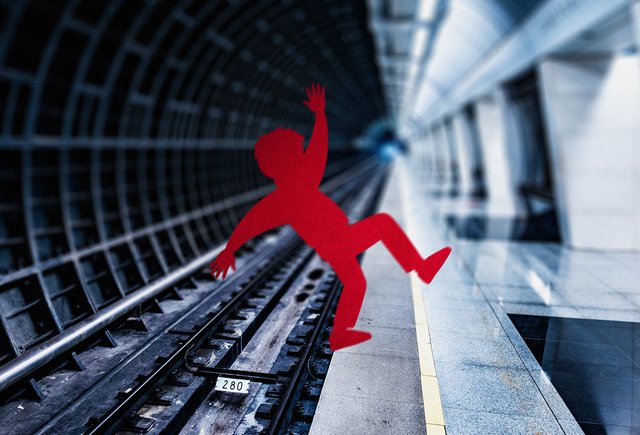 Что делать, если человек упал в метро на рельсы?