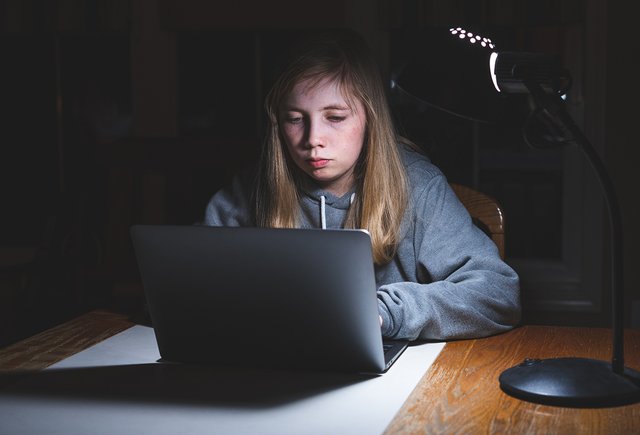 Бегство от "ужасов" обычной школы. Почему родители всё чаще выбирают дистант и в чём тут подводные камни: опыт одной мамы