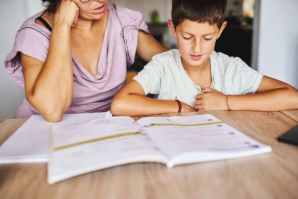 Мама и ребенок делают домашку / домашнее задание / уроки. Семейное обучение