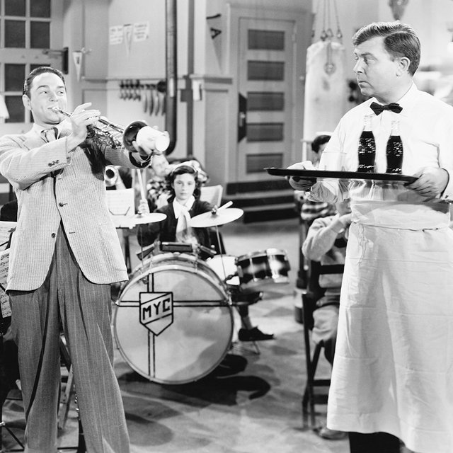 Обязан ли учитель накрывать столы в столовой?