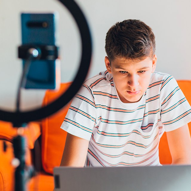 Может ли ребёнок снимать агитационные ролики? Что за это грозит ему и родителям?