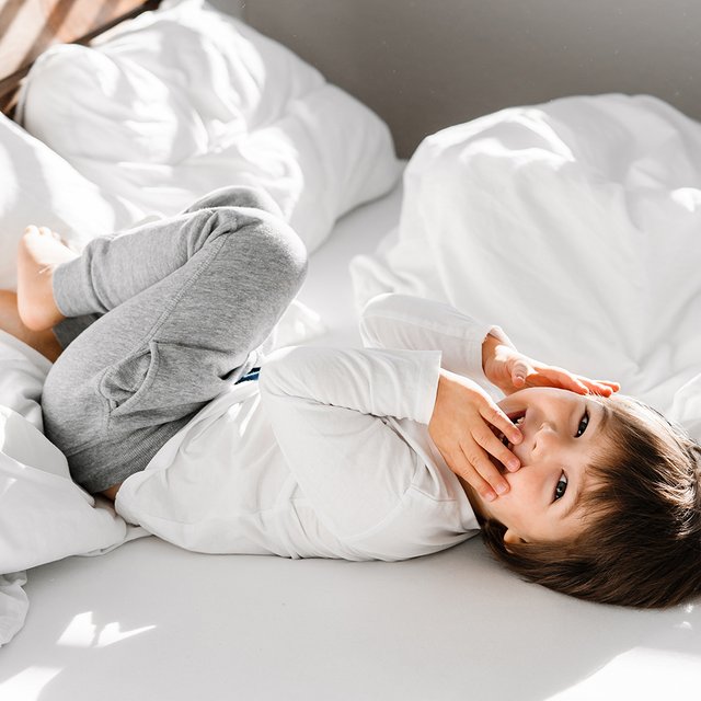 Двухлетний ребёнок не хочет спать днём: нормально ли это и что делать