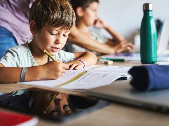 Переход на семейное обучение хотят усложнить: что об этом думают учителя и родители