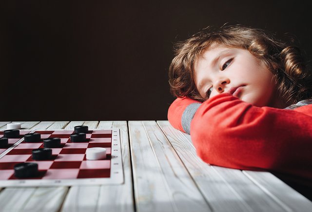 Ребёнок не умеет проигрывать: как с ним играть и как научить его мириться с проигрышем
