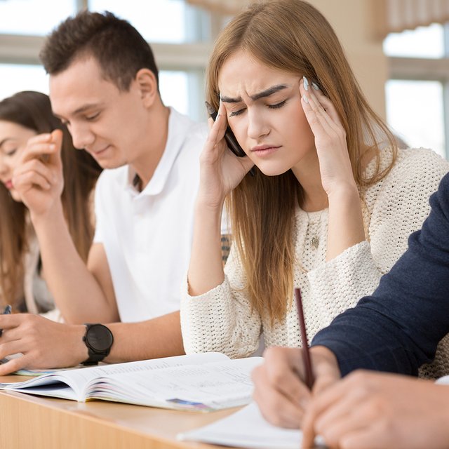 Микронаушники на экзаменах: что это такое, как их используют и опасно ли это