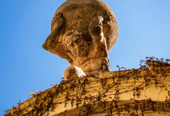 Статуя Атланта, который держит на себе небесный свод. Что такое интроект