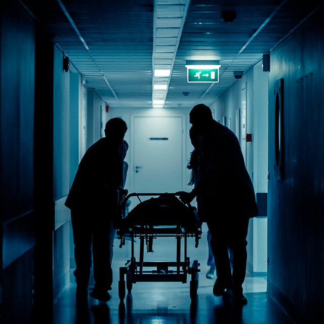 «Я спросила: «Она жива?» Ответ был: «Пока да». Первое интервью с мамой девочки, получившей 126 ножевых ранений в школьном туалете