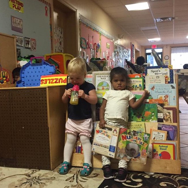 "Малыши спят и ходят по садику в обуви". Как устроен детский сад в США