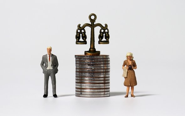 Миниатюрные фигурки. Суд между мужчиной и женщиной. Развод, алименты