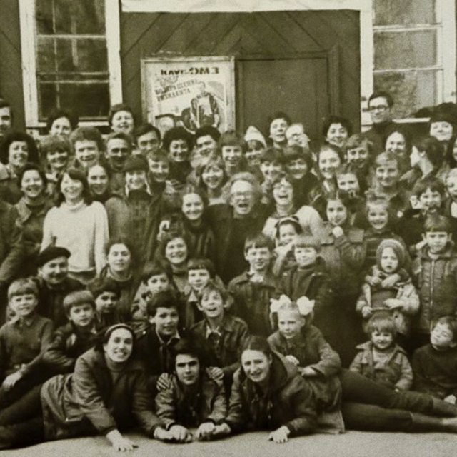 «Мама скрутила мне руки, а папа бил по лицу». Жизнь детей в секте Столбуна — псевдоврача из 1980-х