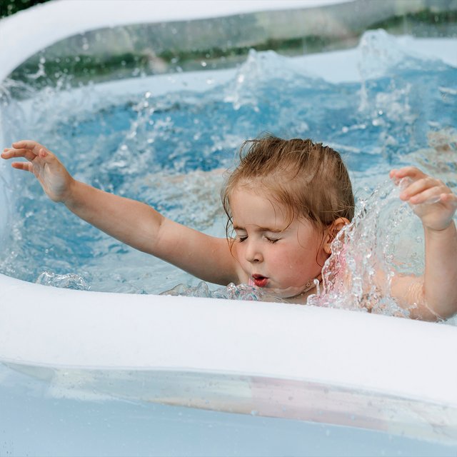 «Не пойду в воду, она мокрая!» Почему дети боятся открытой воды и как помочь им полюбить купаться