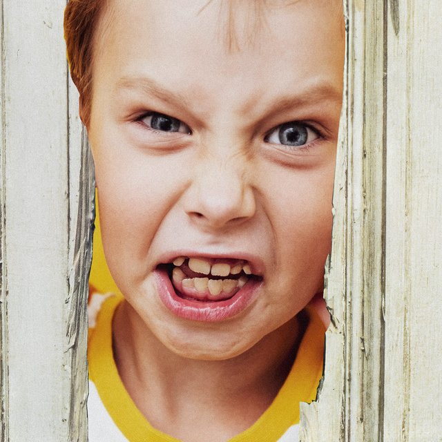 Ребенку 10 лет, учится хорошо, но ведет себя ужасно: делает всё назло, огрызается, унижает слабых. В чем причина и что можно сделать?