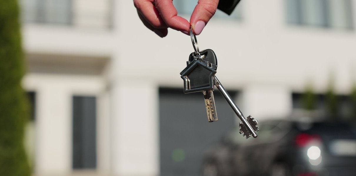 Треть российских школьников попросили у родителей квартиру в качестве подарка на выпускной