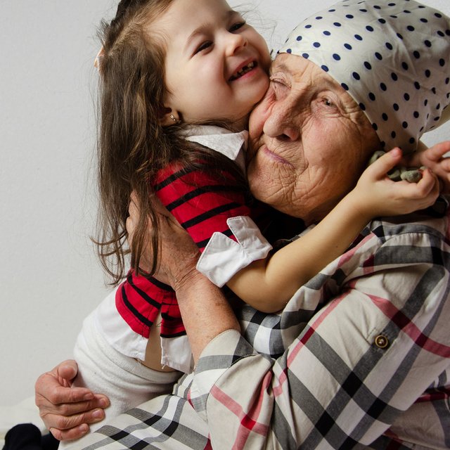 «Люди из другого мира могут дико бесить». 5 принципов, как не испортить отношения бабушек, дедушек и внуков